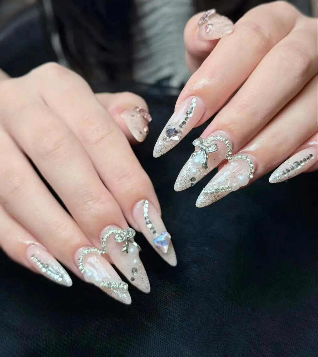 ネイル ガーリー ハート キラキラネイル リボン シルバー Iconic Nailのネイルデザイン