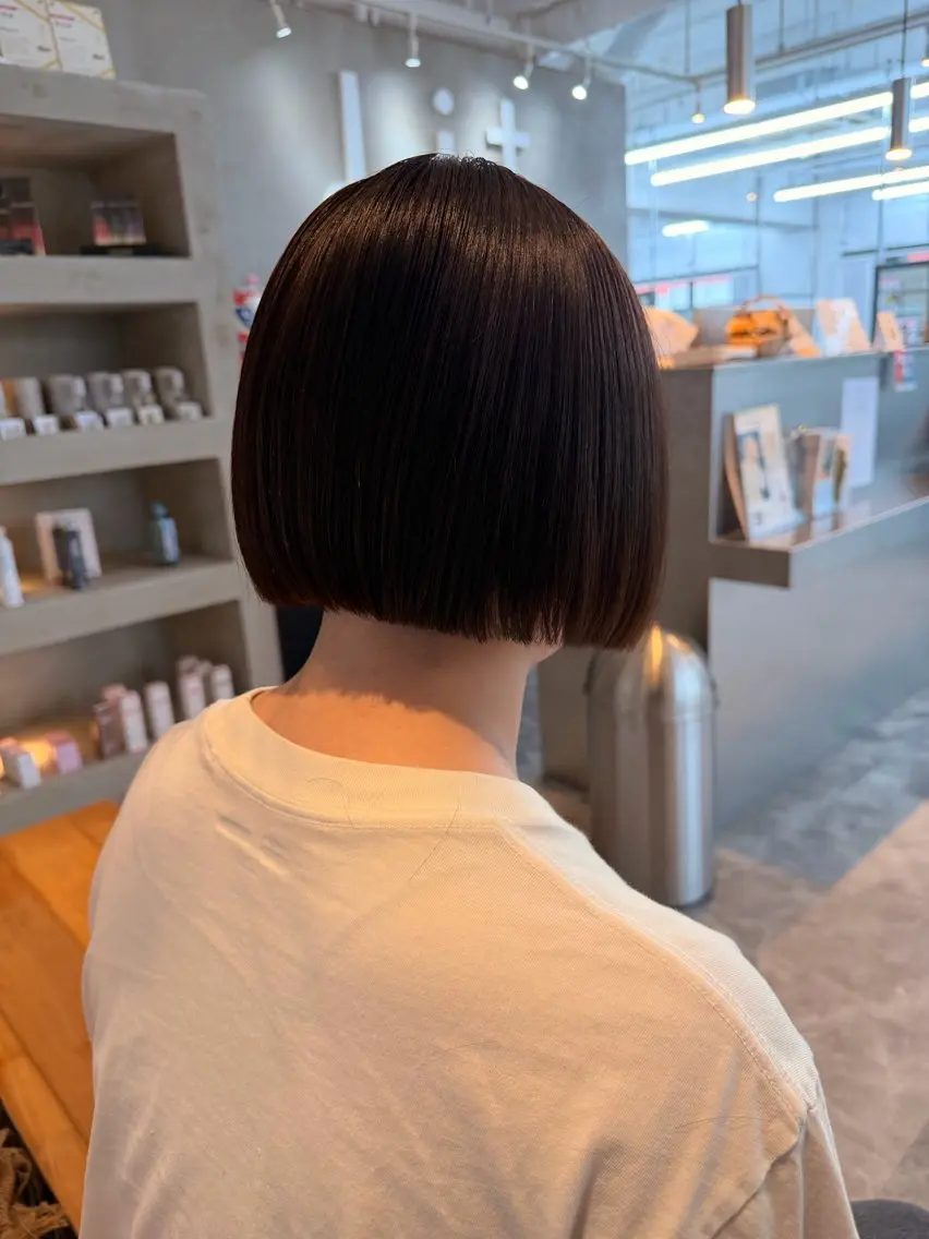ショート 縮毛矯正🐼暖色 根本侑季のヘアスタイル