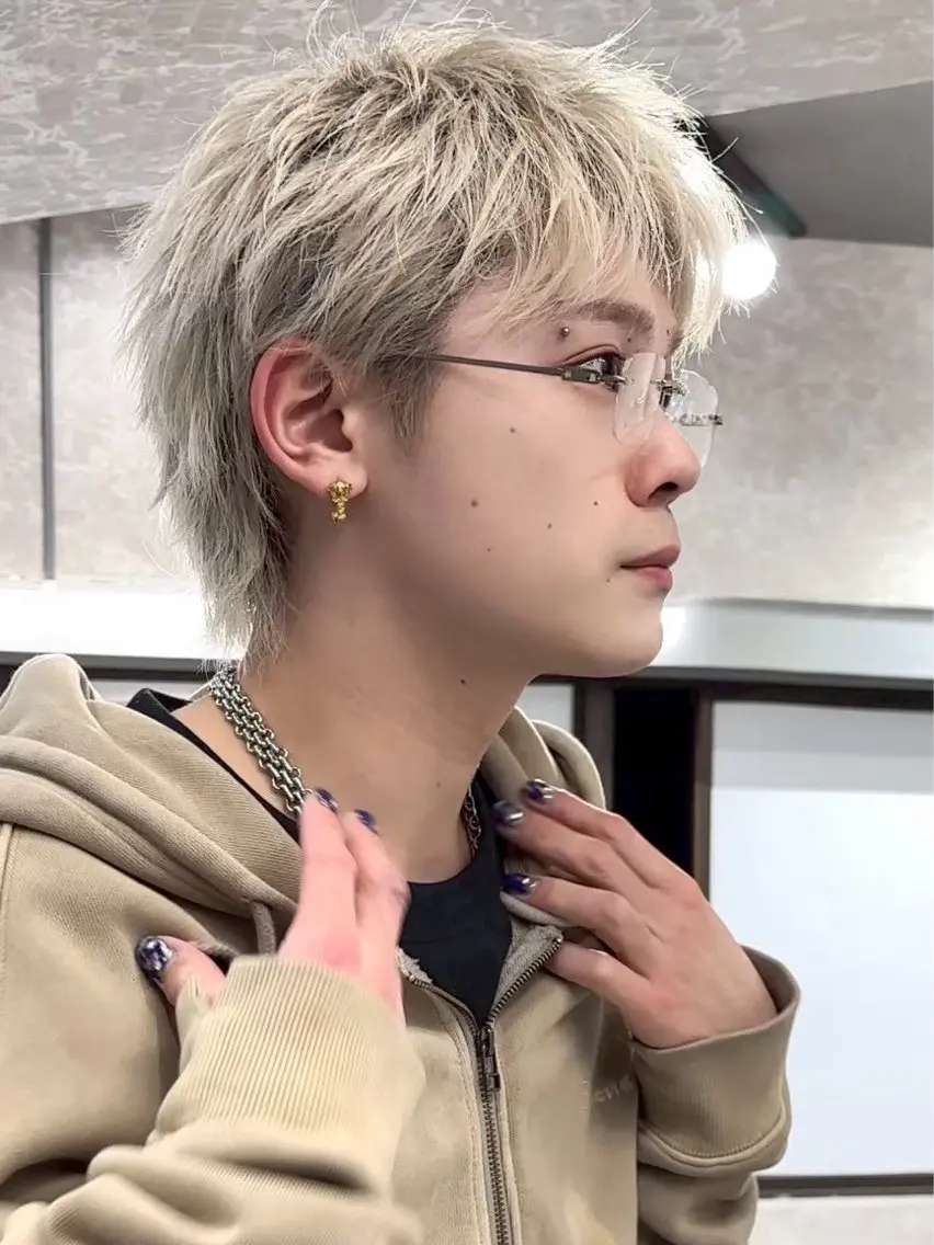 ショート カラー メンズ メンズハイトーン ブロンド 透明感カラー ハイトーンカラー シルバー ヘアカラー 水上 大誠のヘアスタイル
