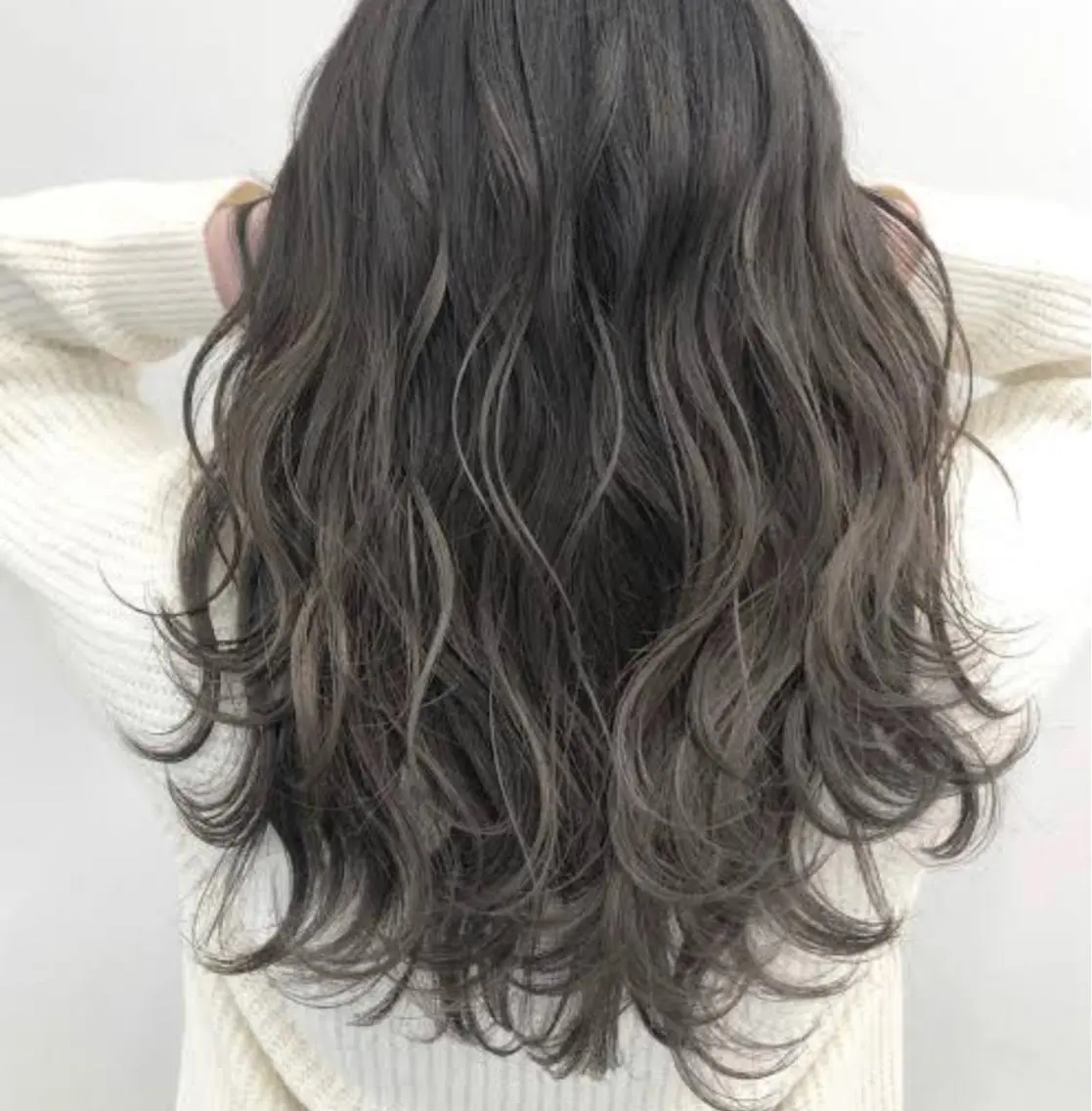 ロング ハイライト 髪質改善カラー× 美髪ストレート前出のヘアスタイル