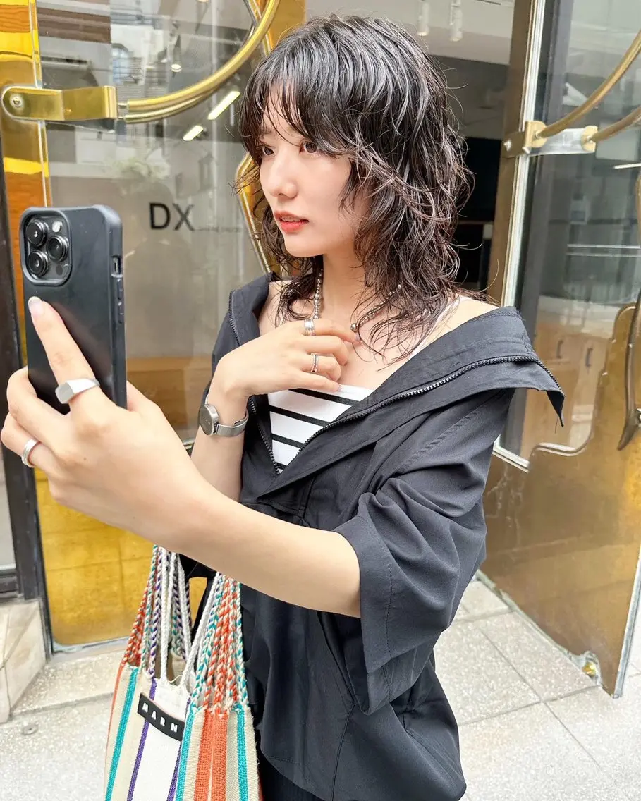 セミロング パーマ カット ヘアカラー hollo 原宿のヘアスタイル