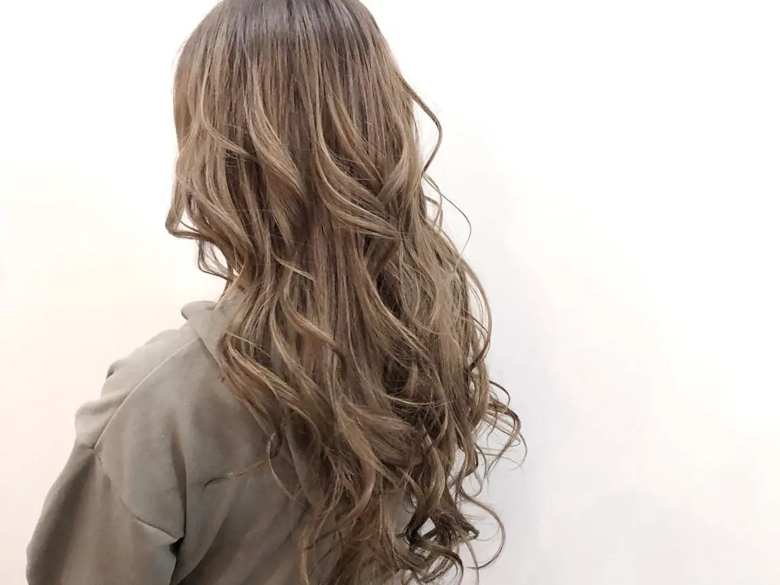 ロング カラー ブリーチ ダブルカラー グレージュ ハイライトカラー ハイトーンカラー LadyBeetle 山本泰史のヘアスタイル