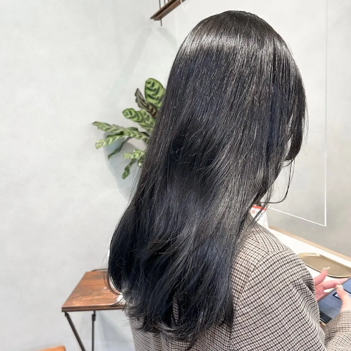 ロング カラー 黒髪 ブリーチ ブルーカラー ブルーブラック 透明感カラー 艶透明感カラー/ ルーズパーマ/田中のヘアスタイル