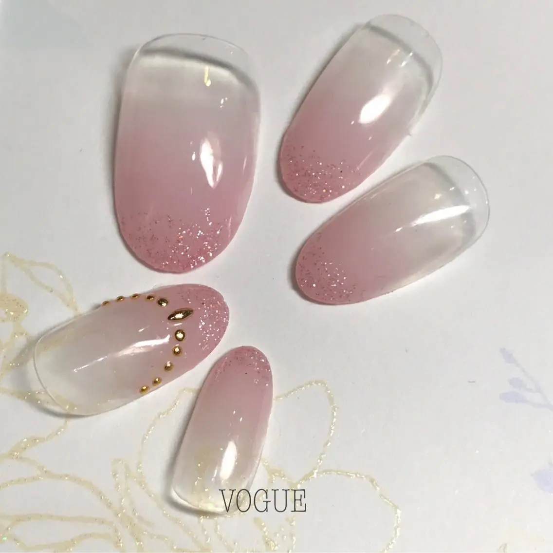 ネイル ゴールド グラデーション ラメ(グリッター) ピンク ハンドネイル VOGUE ×SWANのネイルデザイン