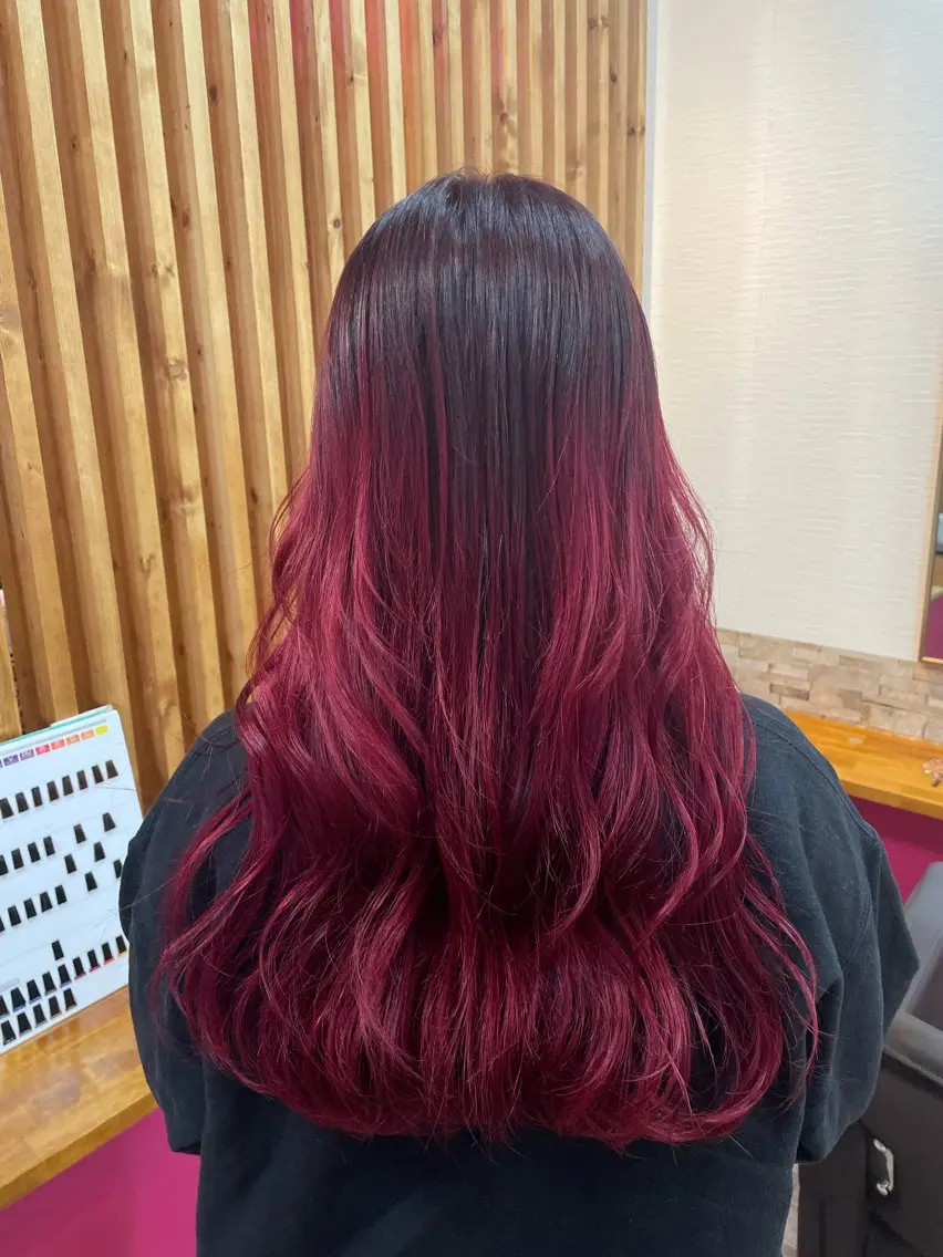 ロング カラー グラデーションカラー レッドカラー ヘアカラー YUI/ ブリーチカラー🌷のヘアスタイル