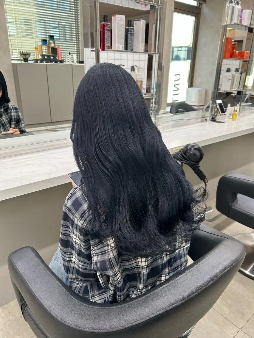 ロング カラー パーマ ヘアアレンジ メンズ キッズ 黒髪 ブルーカラー ブルーブラック 🦋韓国レイヤー｜ 透明感グレージュ🦋のヘアスタイル