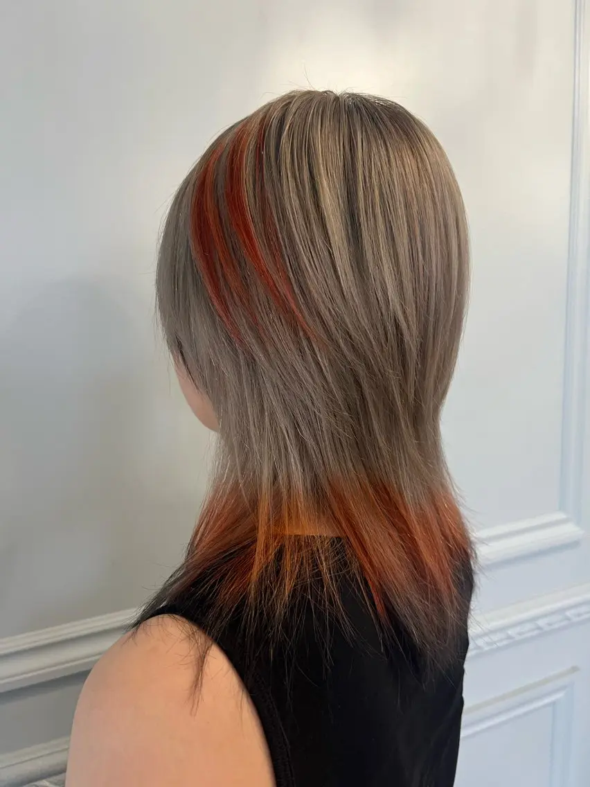 ミディアム 狐カラー ウルフカット 岡崎 睦のヘアスタイル