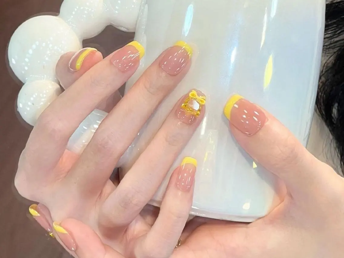 ネイル フレンチネイル ジェルネイル ガーリー ホログラムネイル ショートネイル ハンドネイル ハンドケア 🎀Momo 🎀のネイルデザイン