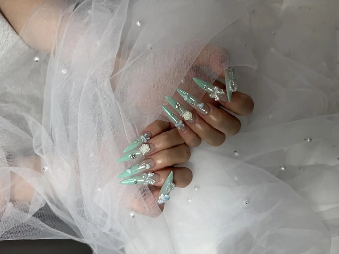 ネイル オーロラネイル フレンチネイル ジェルネイル ハロウィン キラキラネイル ハンドネイル H.baby Nail Salonのネイルデザイン