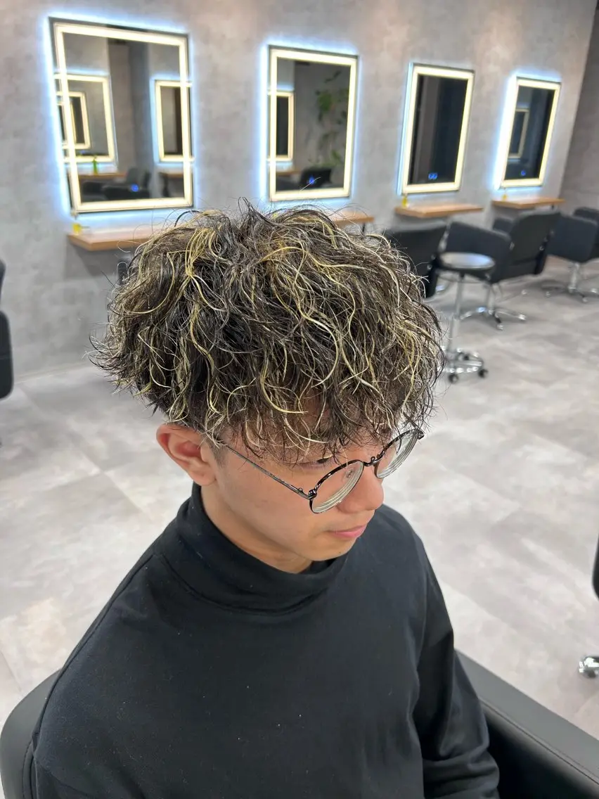【ミニモ限定‼️‼️】メンズカット＋ハイライトカラー＋パーマの写真