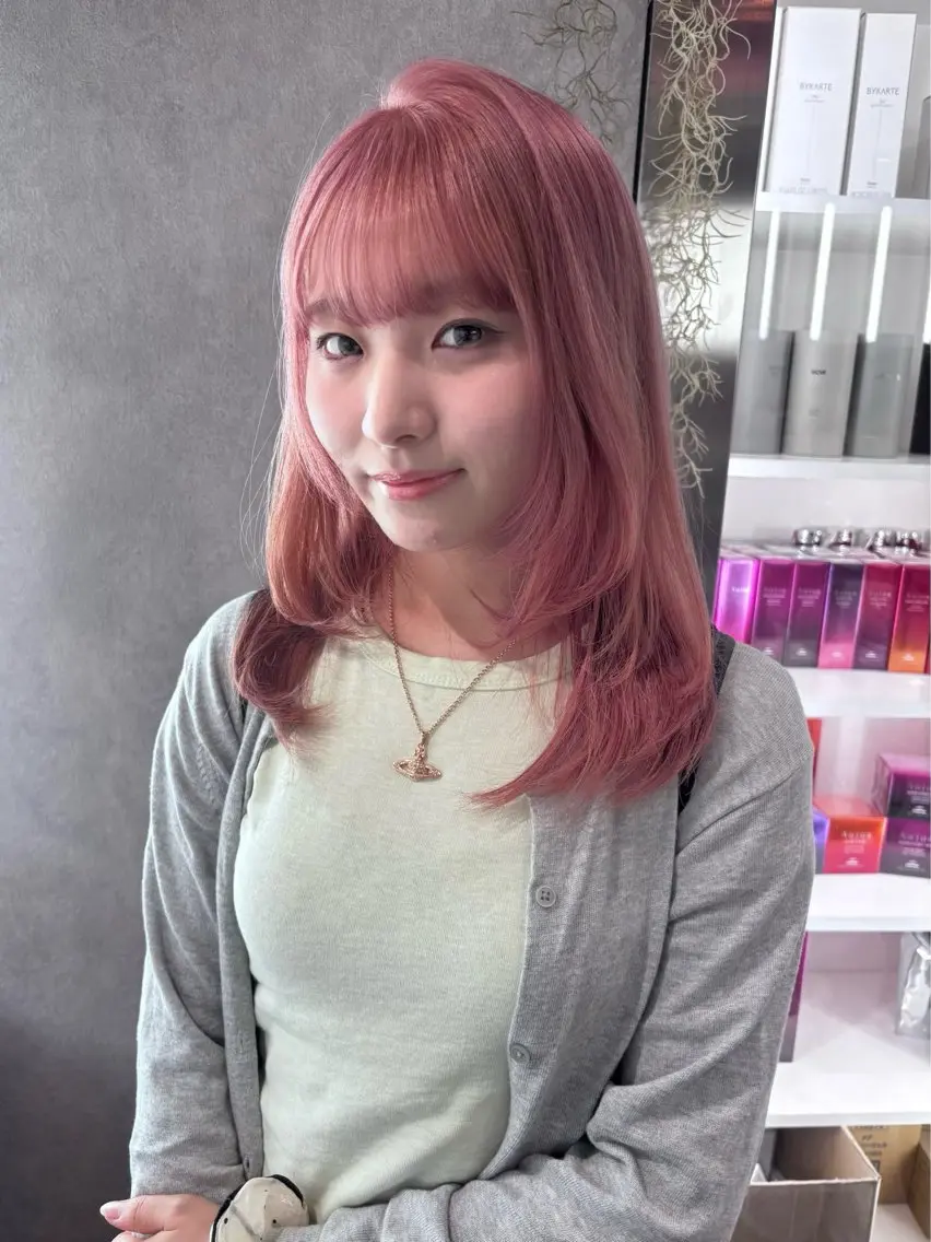 セミロング カラー ヘアアレンジ 切りっぱなしボブ ブリーチ デザインカラー ダブルカラー イヤリングカラー ヘアカラー color.nail 🫧ionaのネイルデザイン