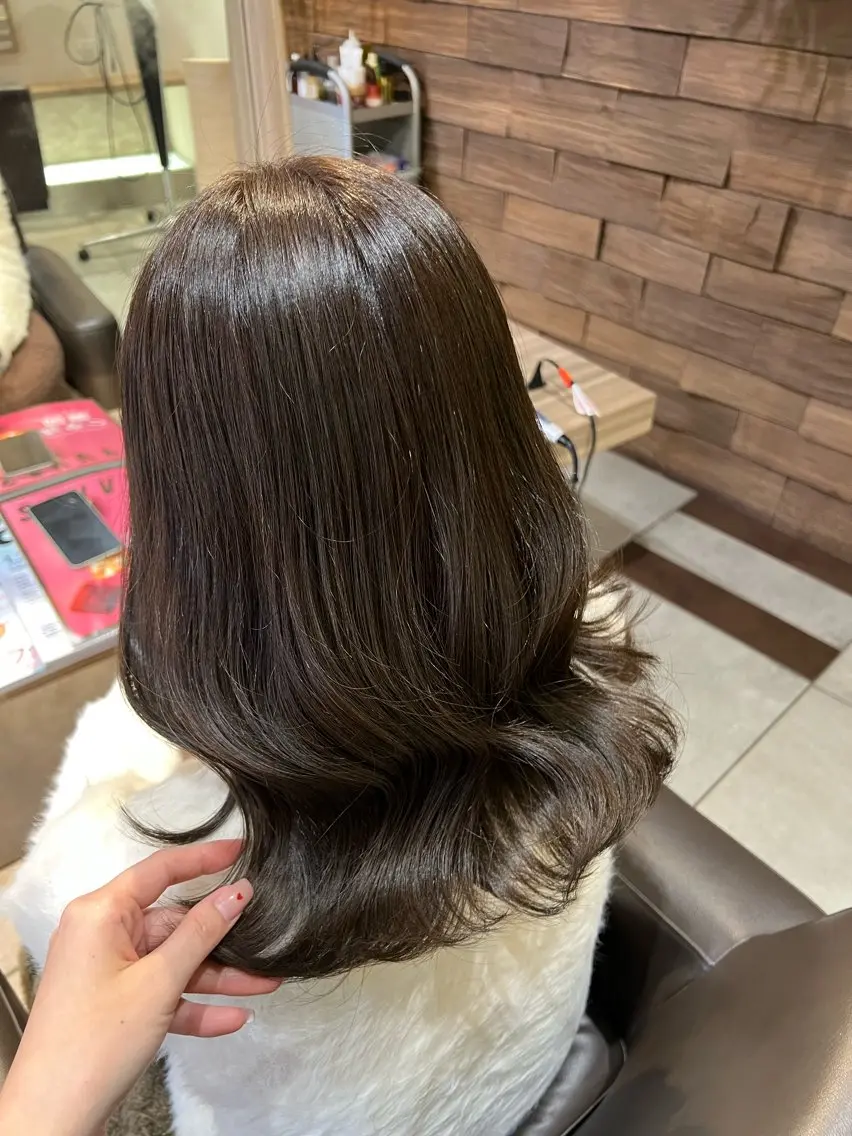ミディアム カラー グレージュ オリーブグレージュ オリーブグレー カット ヘアカラー トリートメント 西村 美羽のヘアスタイル