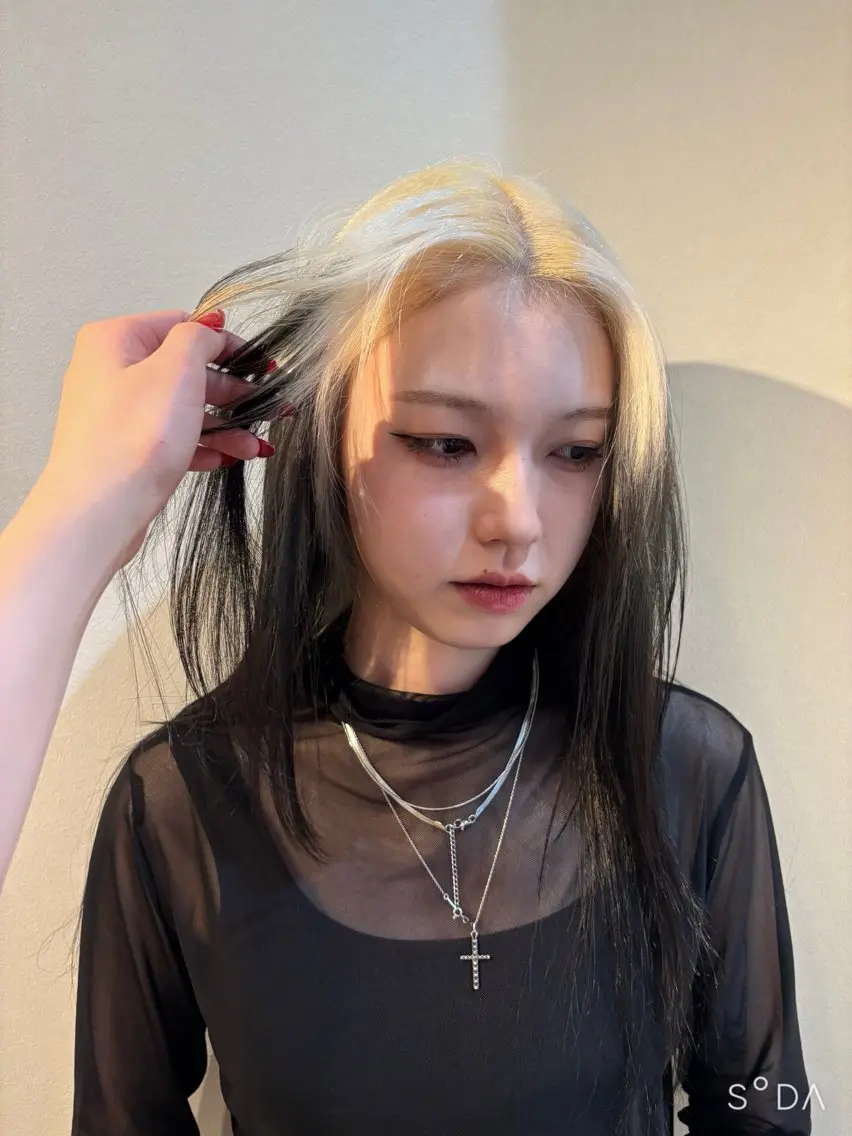 ロング カラー ヘアアレンジ 抜きっぱなしブロンド ブロンド 坂本 エマのヘアスタイル