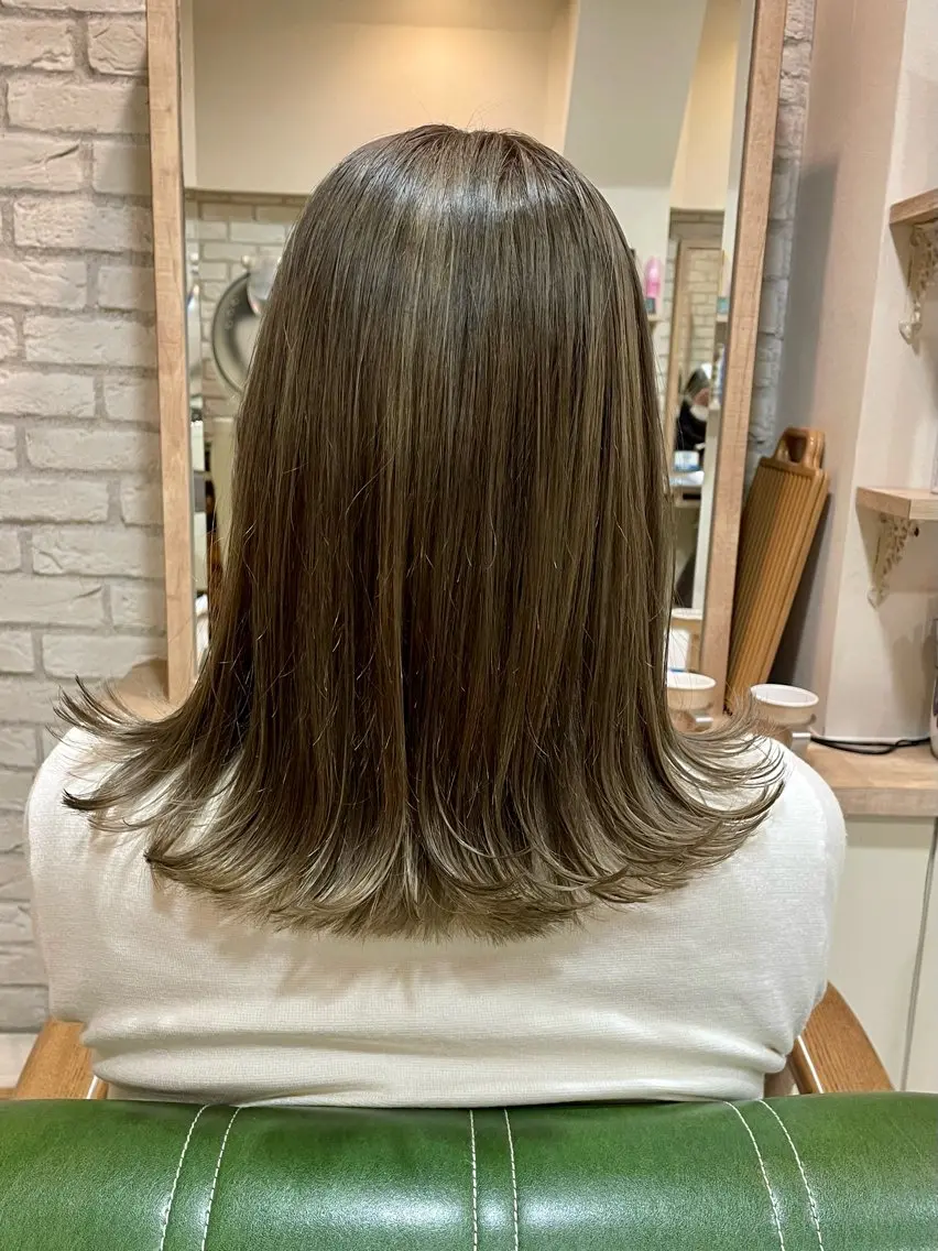 ミディアム カラー ベージュカラー ブリーチ オリーブベージュ 清水 有実子のヘアスタイル