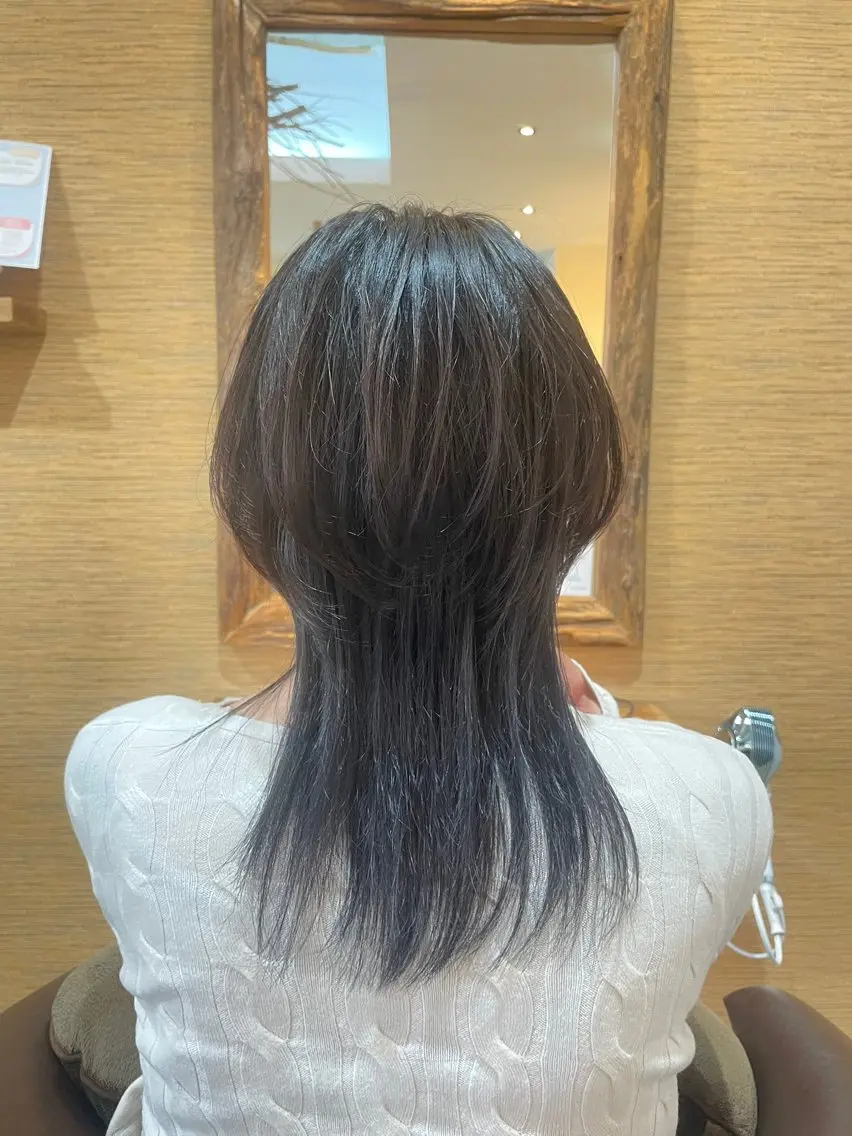 セミロング カラー ウルフカット め いのヘアスタイル