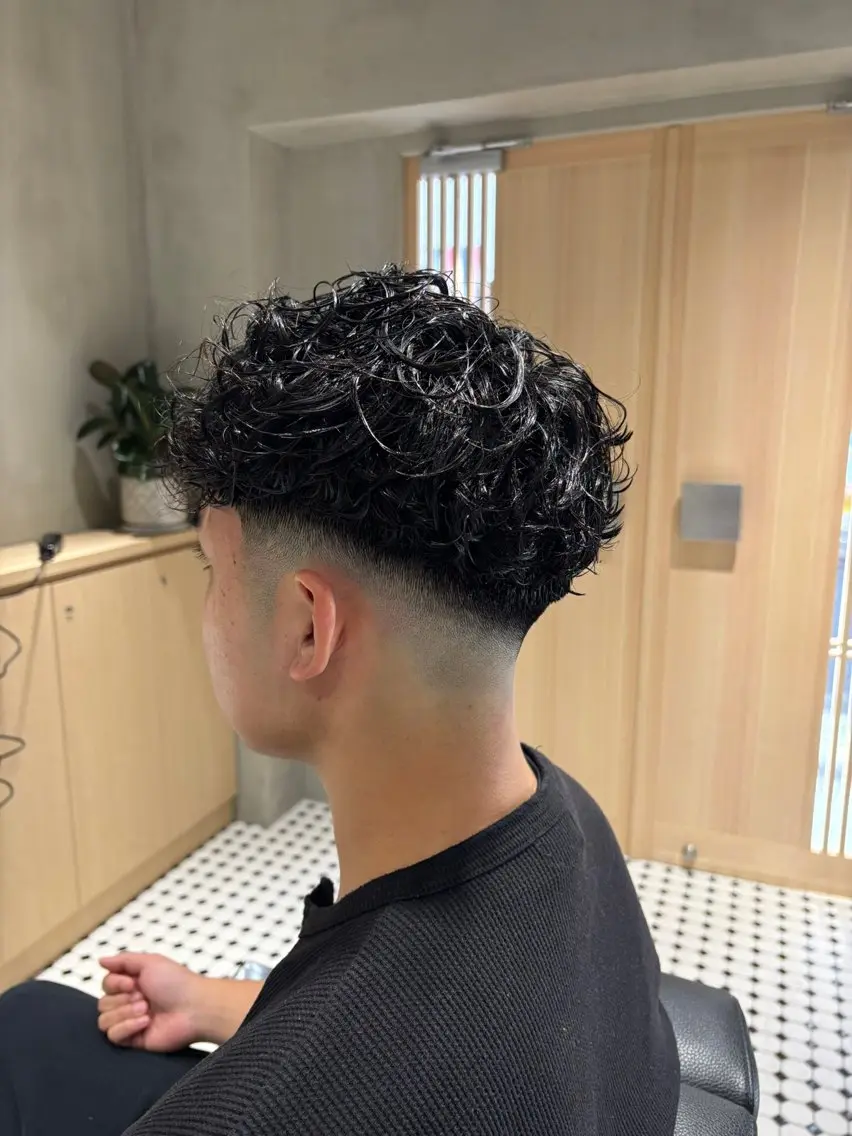 パーマ メンズ フェードカット スペインカール カット パーマ 【FM離れ】 りきやのヘアスタイル