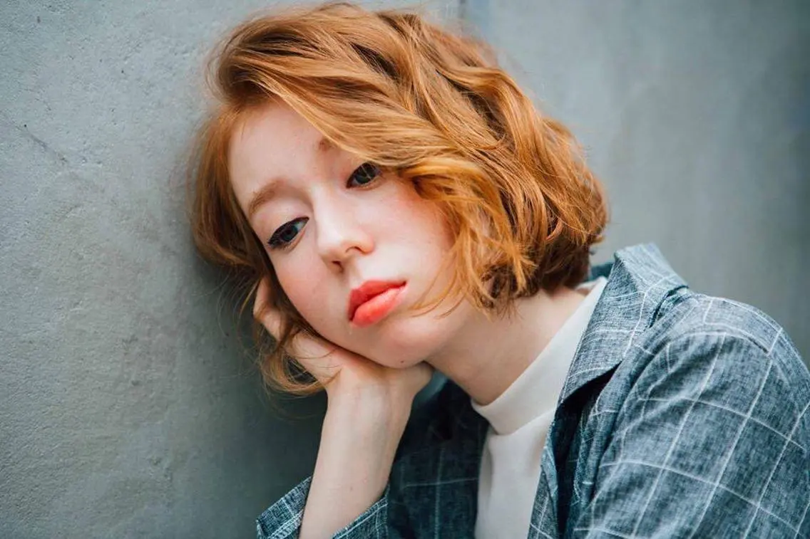 ミディアム 佐藤 香織のヘアスタイル