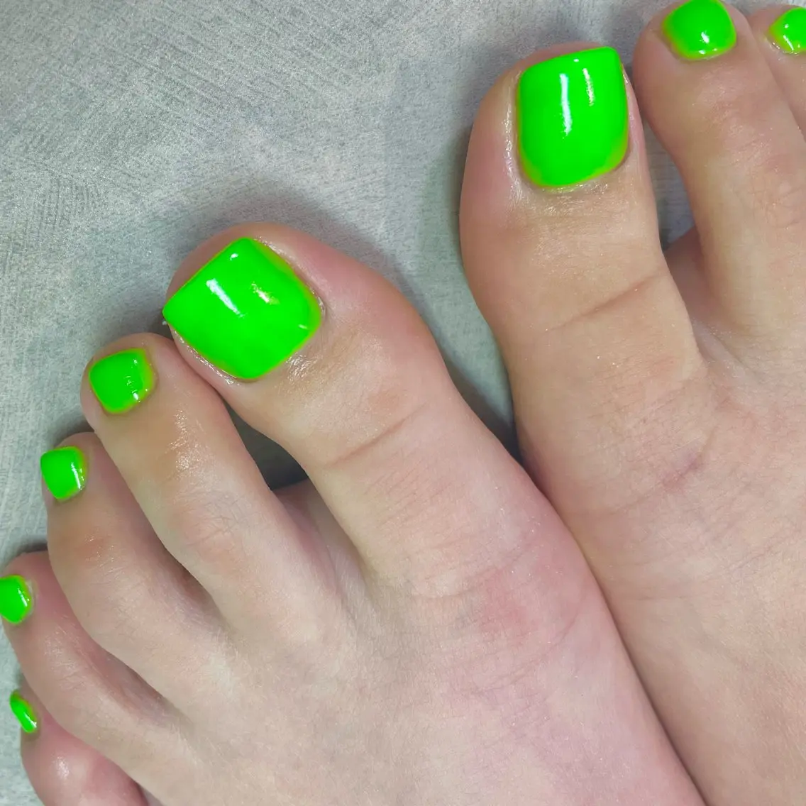 ネイル フットネイル ワンカラーネイル フットネイル hazuki / Salon Biのネイルデザイン