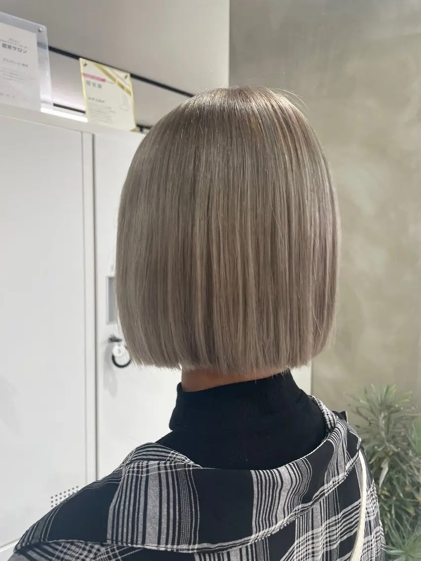 ショート カラー ブリーチ グレージュ ボブ GRANDEUR natsukiのヘアスタイル