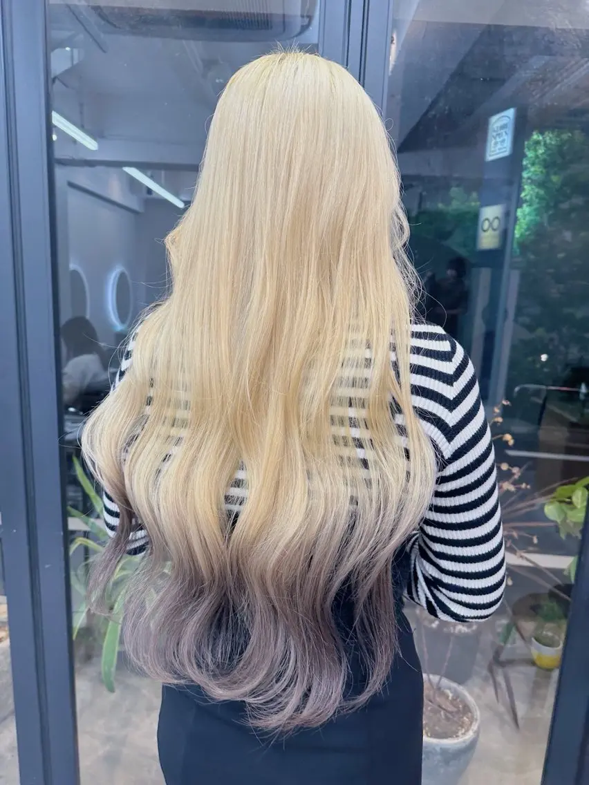 ロング カラー ヘアアレンジ ブリーチ 抜きっぱなしブロンド ヘアカラー トリートメント Flamme Annaのヘアスタイル