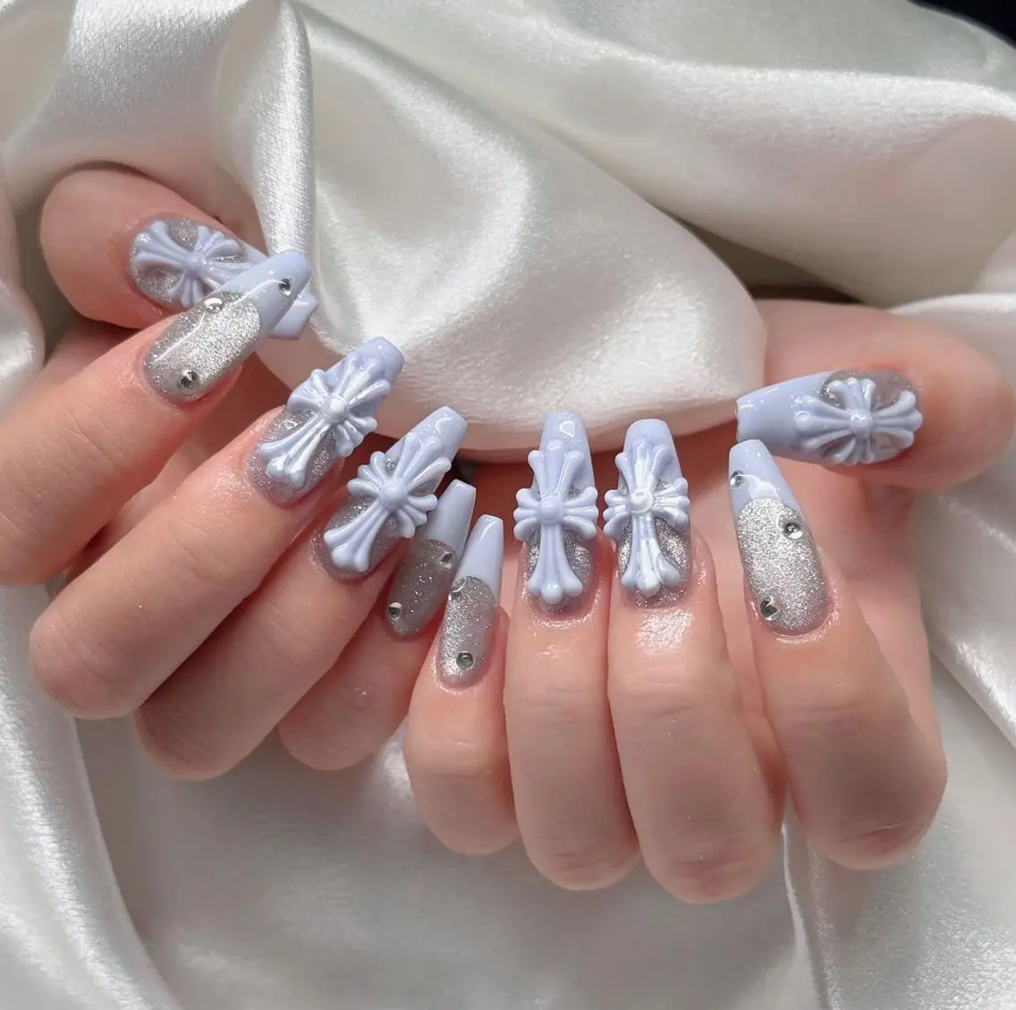 ネイル オーロラネイル ブルー チークネイル フットネイル フレンチネイル ハンドネイル NAILS168 池袋西口駅前店のネイルデザイン