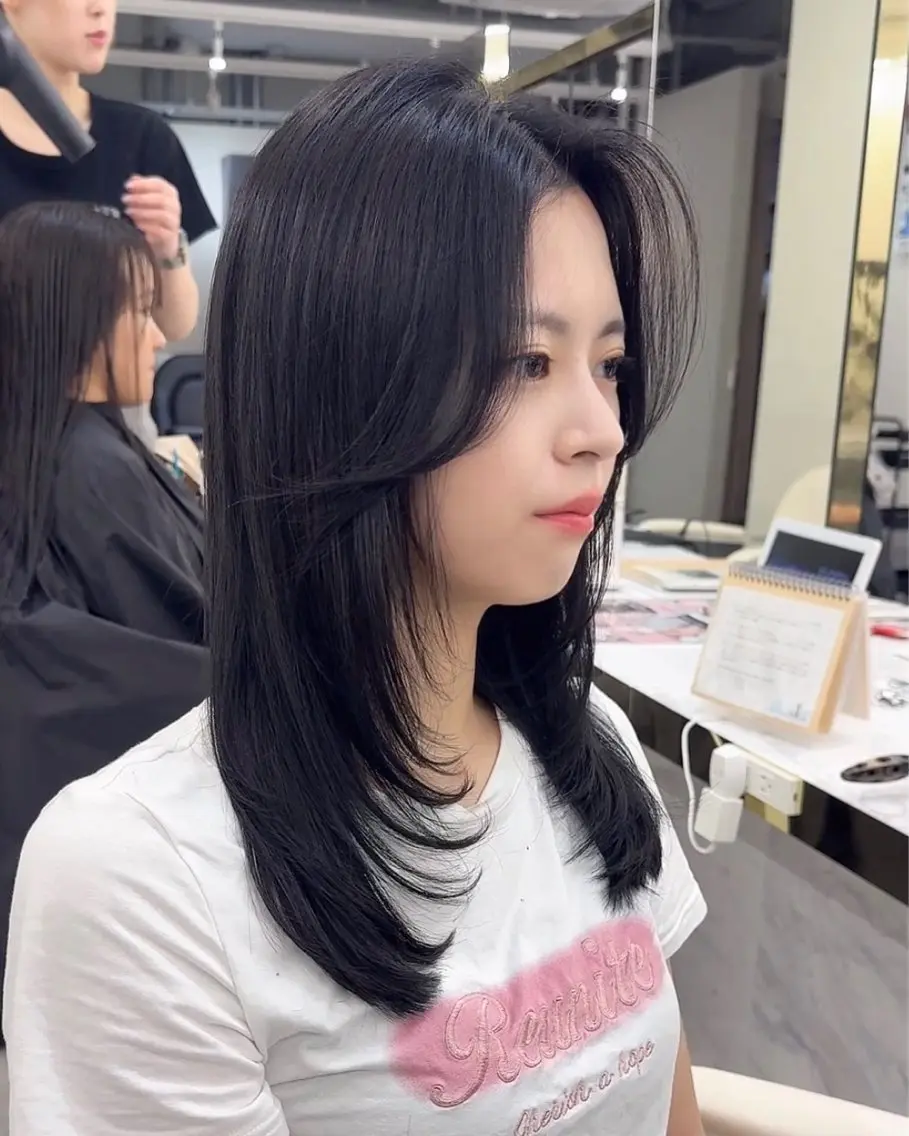 セミロング カラー ヘアアレンジ 黒髪 ブルーカラー ブルーブラック レイヤーカット レイヤーカット🤍 RINAのヘアスタイル