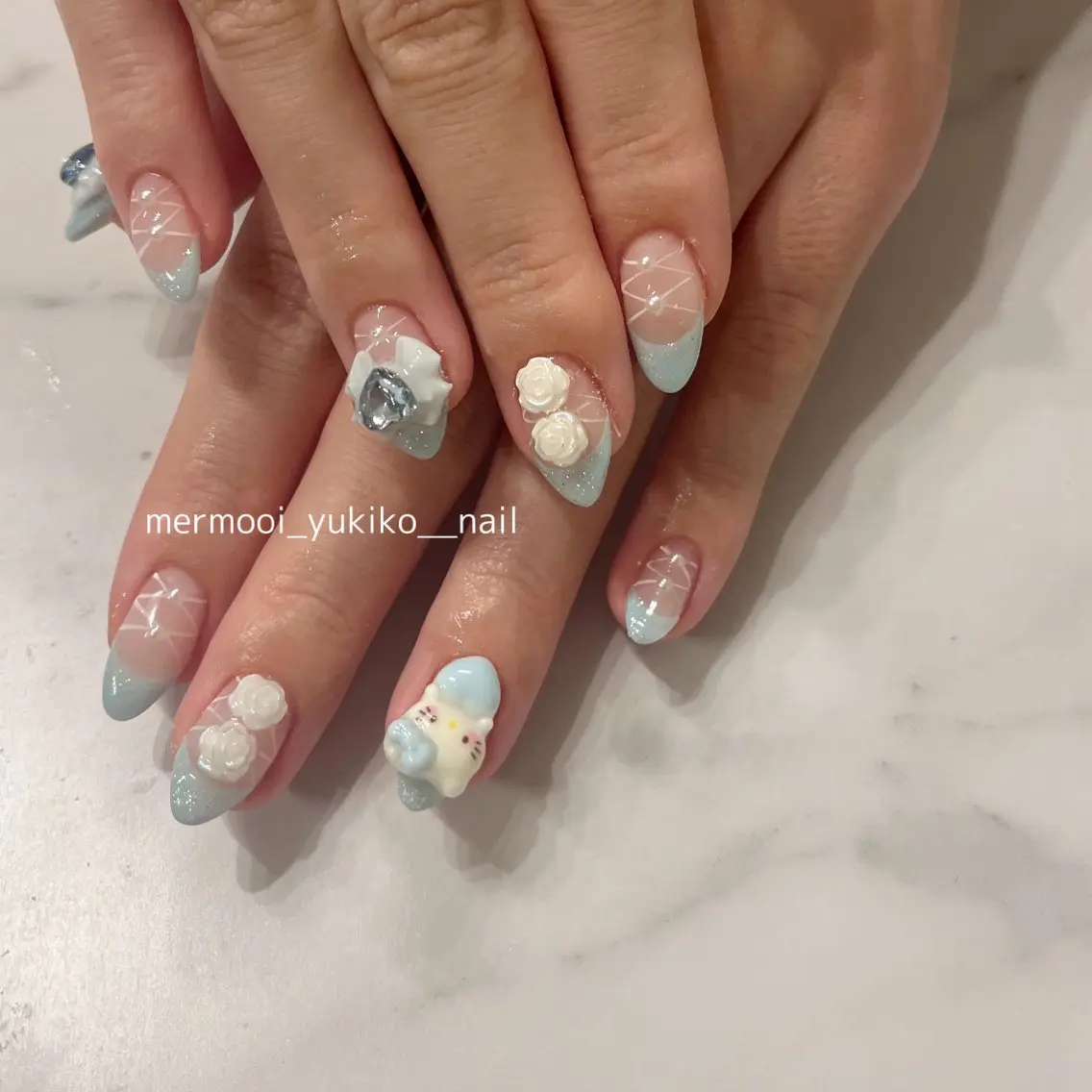 ネイル ブルー フレンチネイル キラキラネイル 持ち込み リボン mermooi nailのネイルデザイン