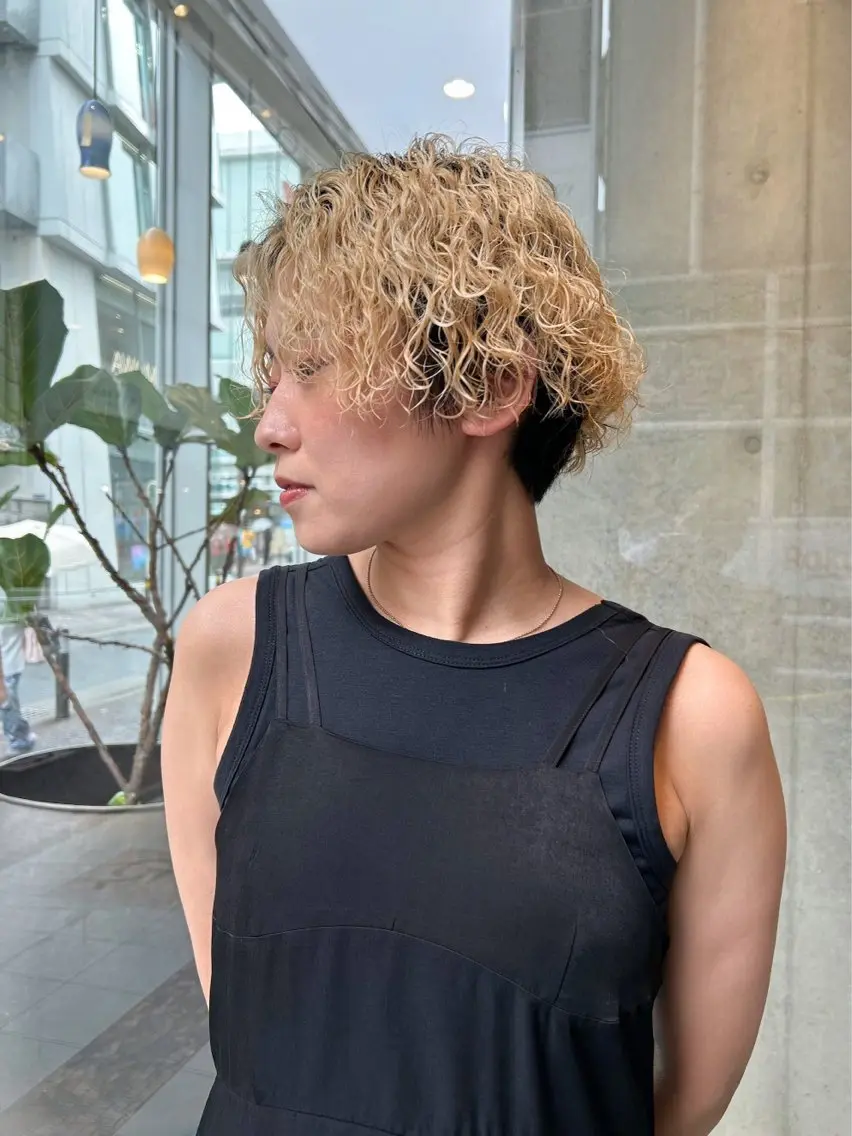 ショート カラー パーマ ハイトーンカラー ボブ ヘアカラー AKO .のヘアスタイル