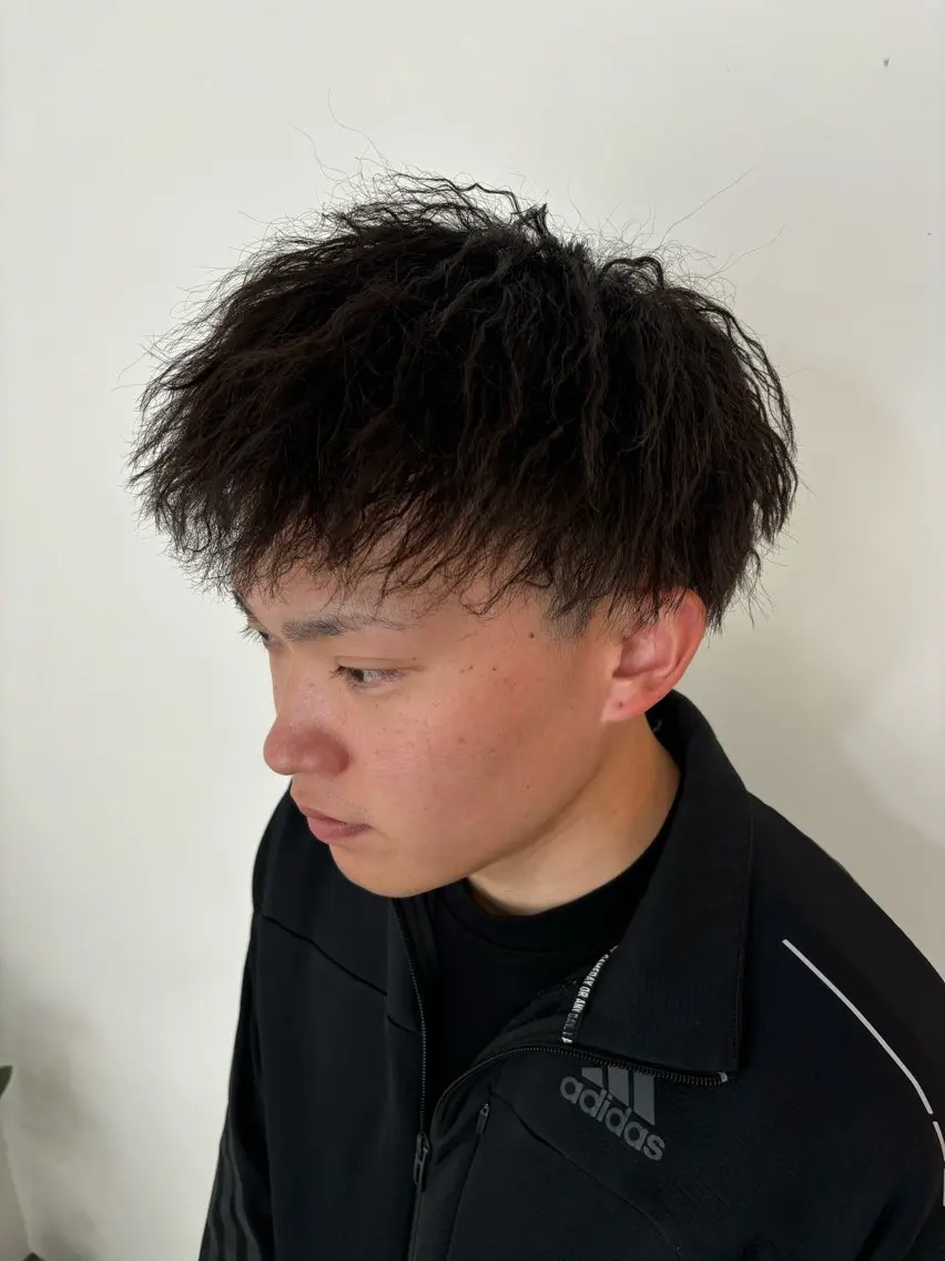 ミディアム パーマ メンズ ミディアムパーマ メンズパーマ メンズツイストパーマ ツイストパーマ 穐田 航のヘアスタイル