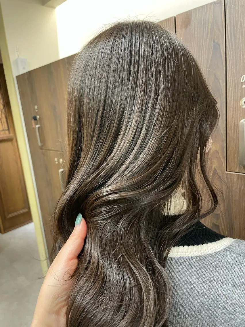 ロング アッシュ 河上 麻衣/白髪ぼかしのヘアスタイル