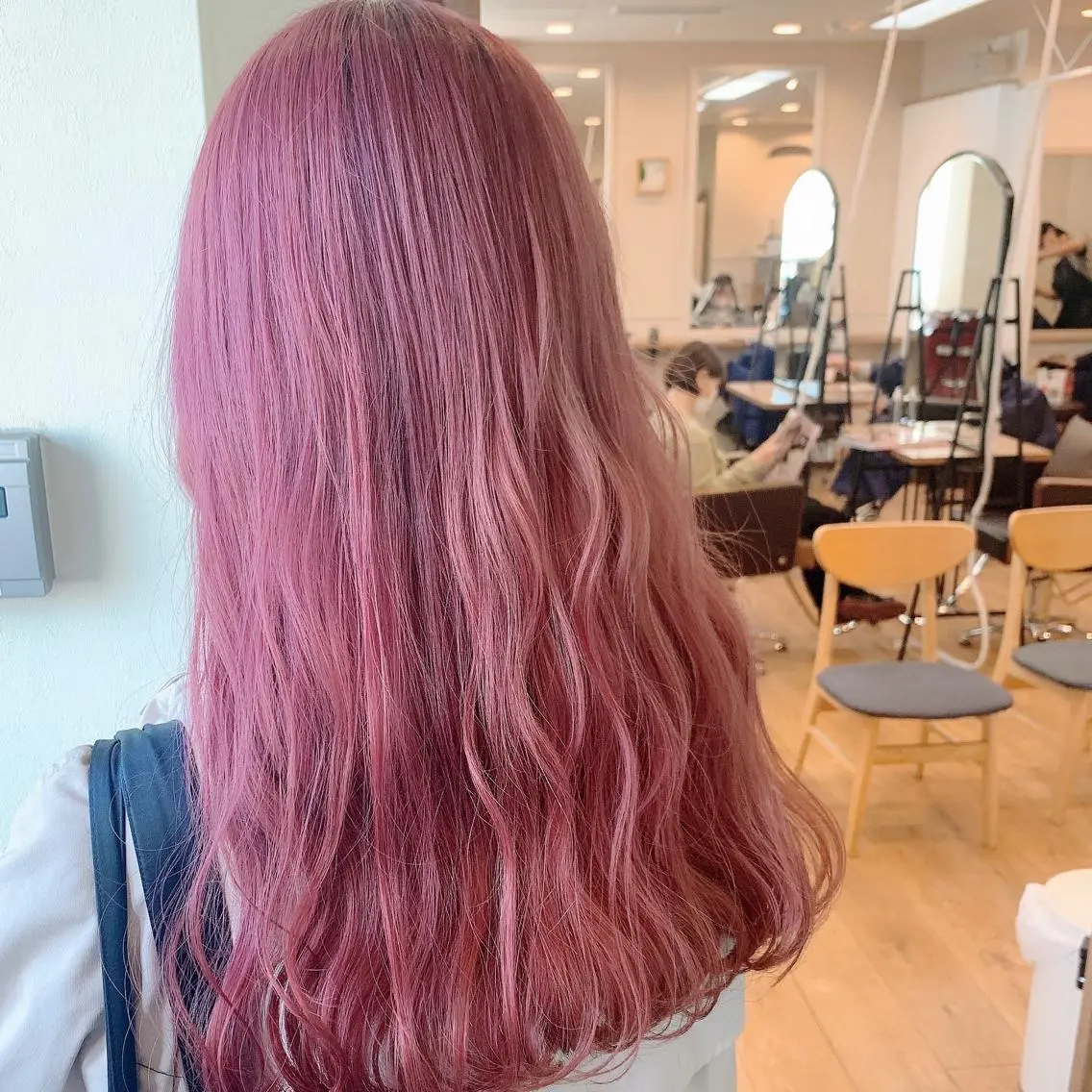 ロング カラー ブリーチ カシス ピンクカラー NUMBER_ ユイナのヘアスタイル