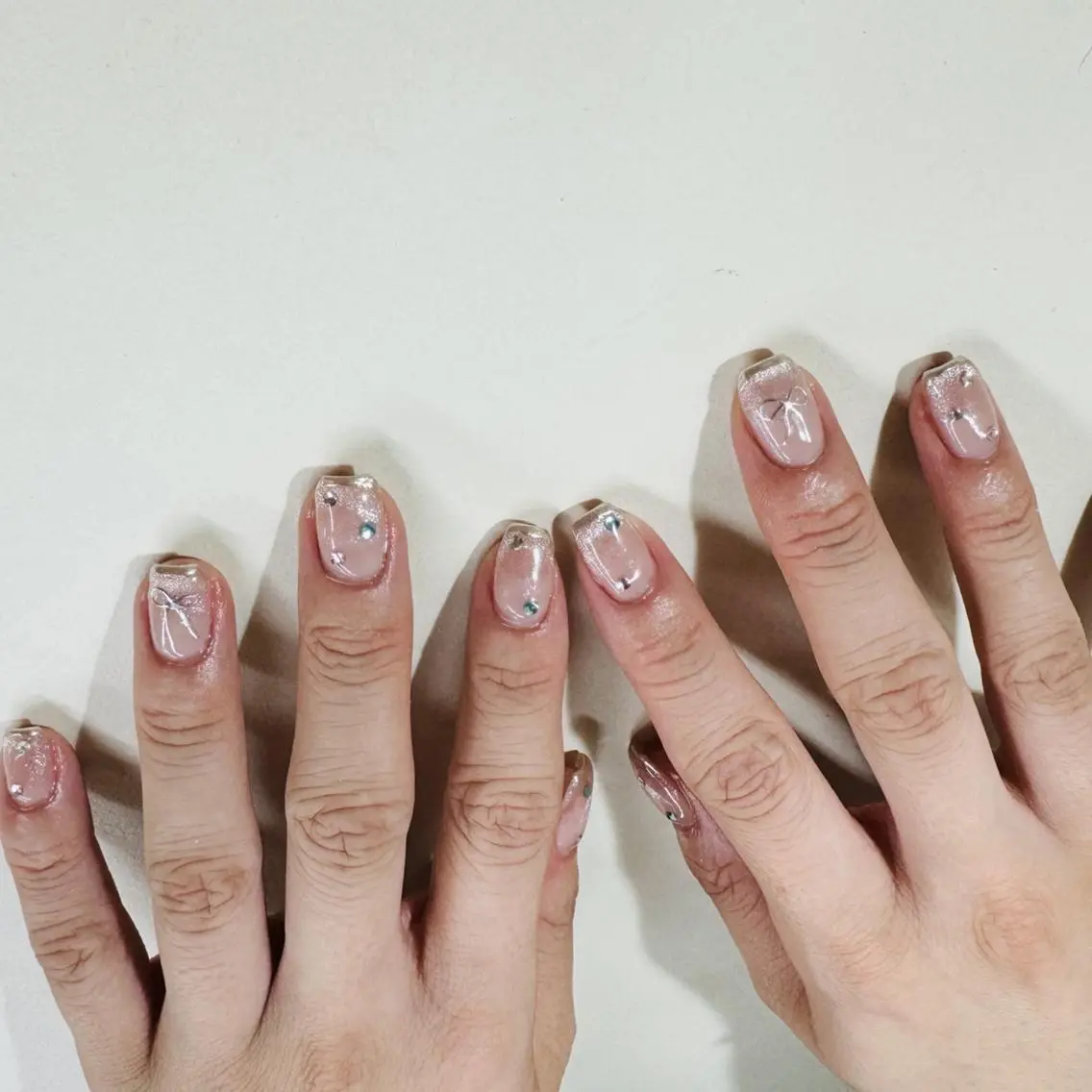 ネイル ジェルネイル 韓国ネイル ニュアンスネイル リボン ワンホンネイル nailstudio eviz新宿店のネイルデザイン