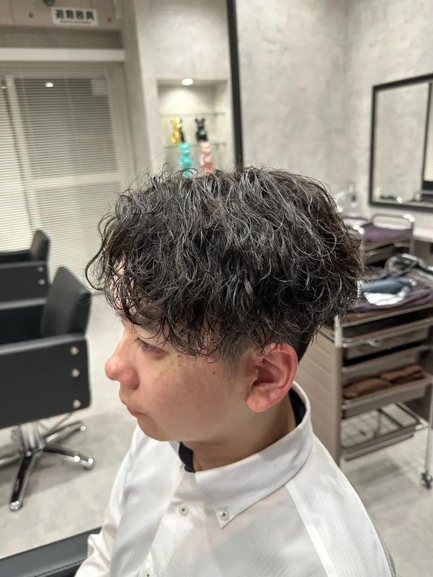ショート パーマ メンズ メンズパーマ 波巻きパーマ スパイラルパーマ カット パーマ ユウ🪄 パーマ指名No1のヘアスタイル
