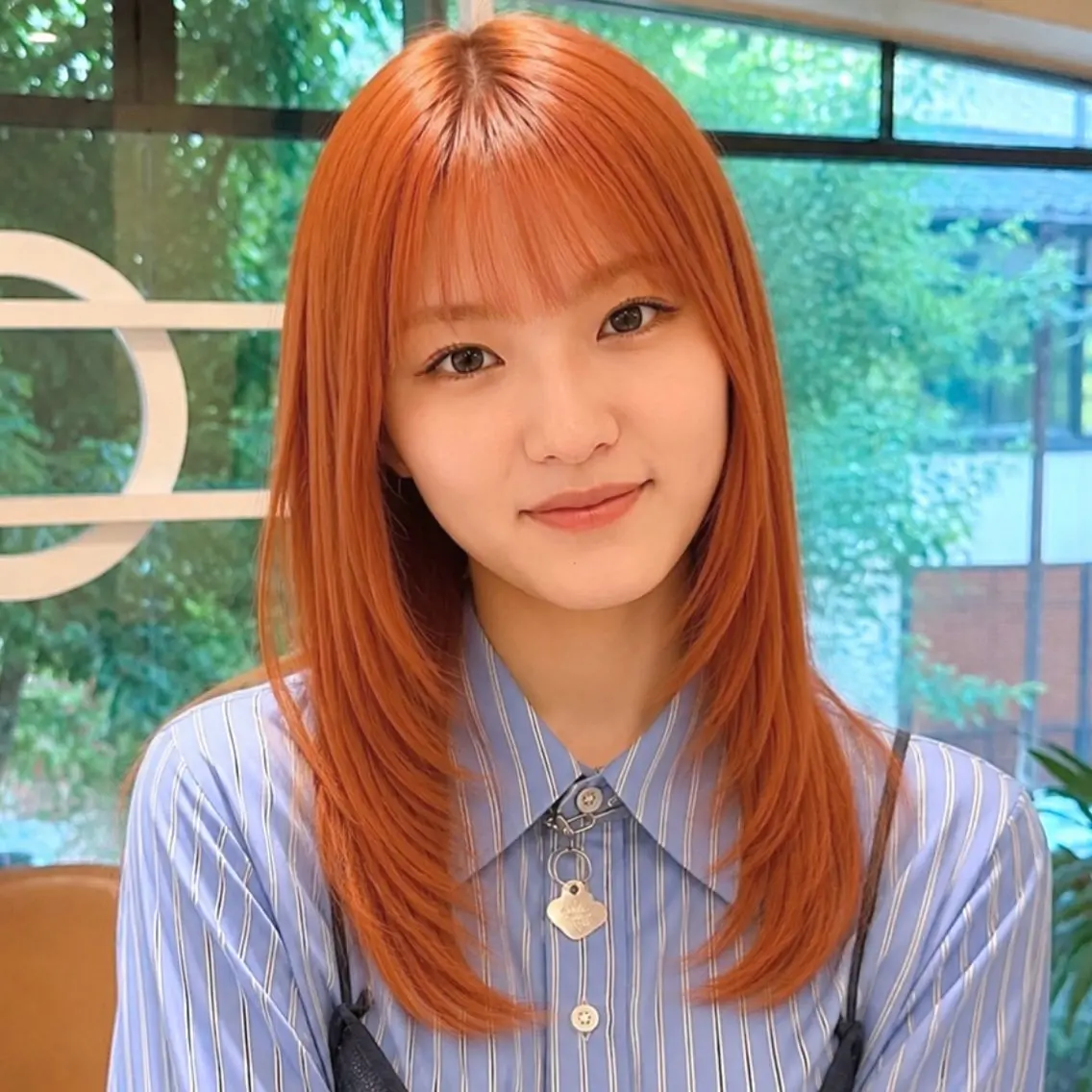 ミディアム カラー ブリーチ ハイトーンカラー オレンジ レイヤーカット 暖色カラー/パラッと Bob/モエのヘアスタイル