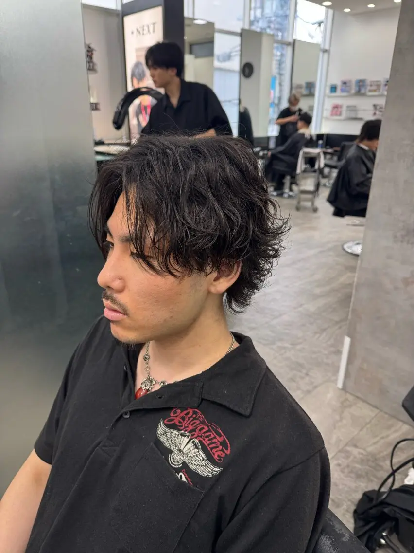 パーマ メンズ センターパート メンズパーマ スパイラルパーマ カット パーマ メンズヘア カット、パーマ特化のヘアスタイル