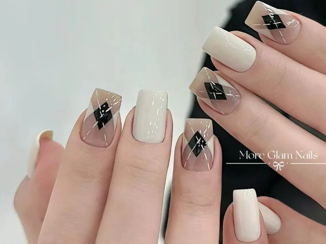 ネイル 長さ出し フットネイル フレンチネイル ジェルネイル ガラスフレンチ MoreGlam Nailsのネイルデザイン