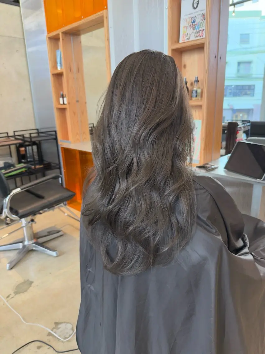 ロング カラー ヘアアレンジ ブリーチ グレージュ ブリーチなしカラー カット ヘアカラー トリートメント REONA🪽✨薬院 レイヤーカット🫧のヘアスタイル