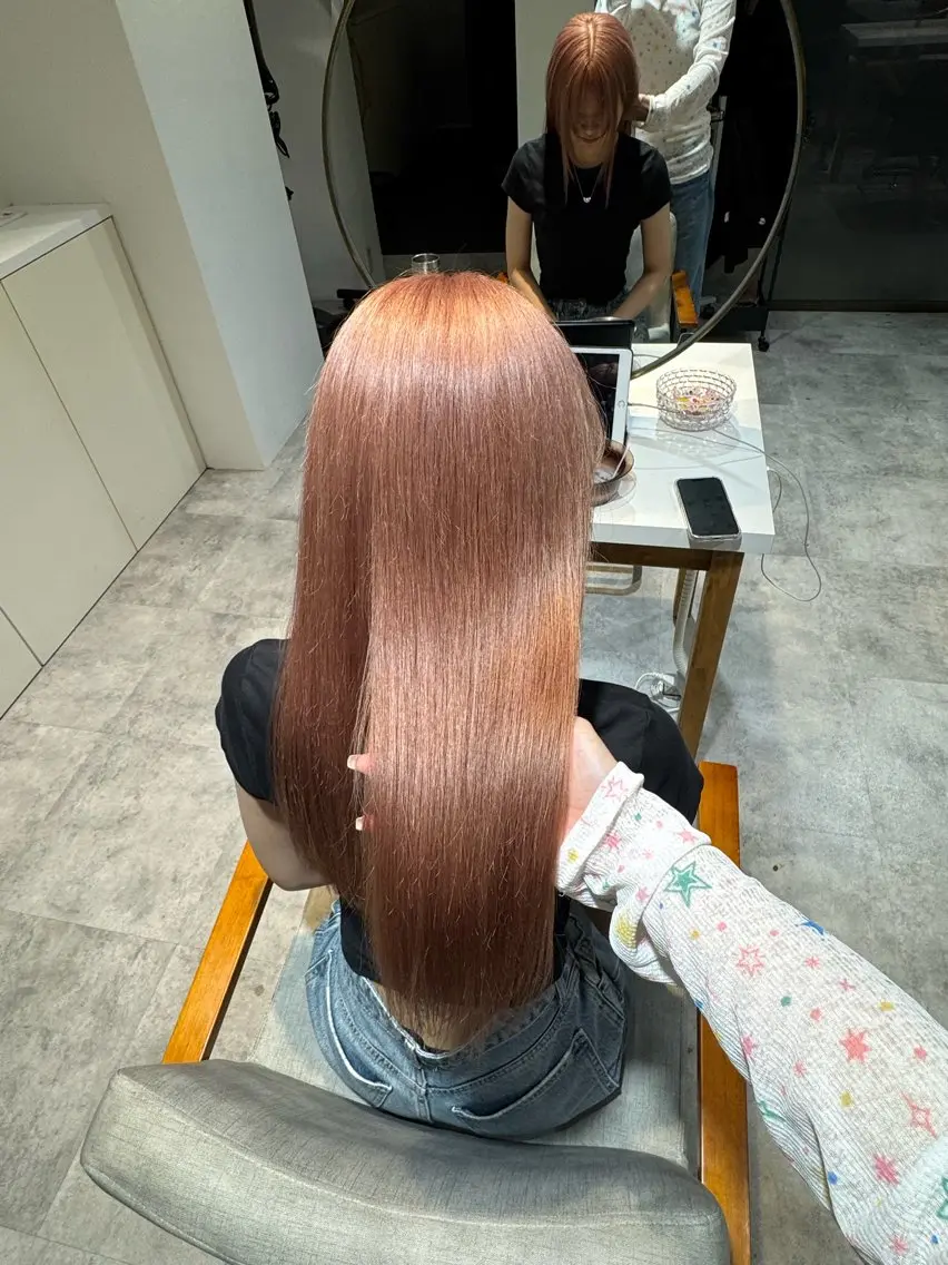 ロング カラー ベージュカラー ピンクカラー ピンクベージュ カット ヘアカラー トリートメント 小泉 真緒のヘアスタイル