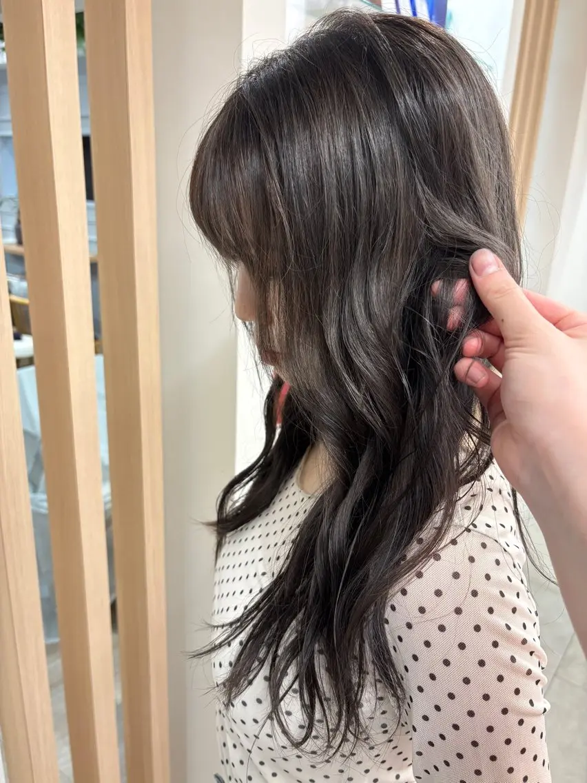 ロング AKIHO 暖色カラーのヘアスタイル