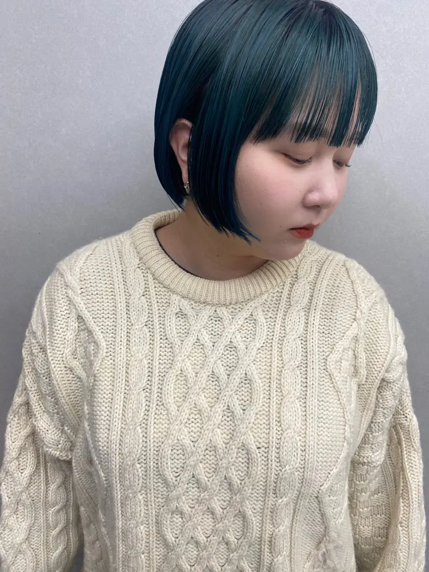 ショート カラー ブリーチ ダークグリーン ボブ -福岡博多筑紫口- 大津成美のヘアスタイル