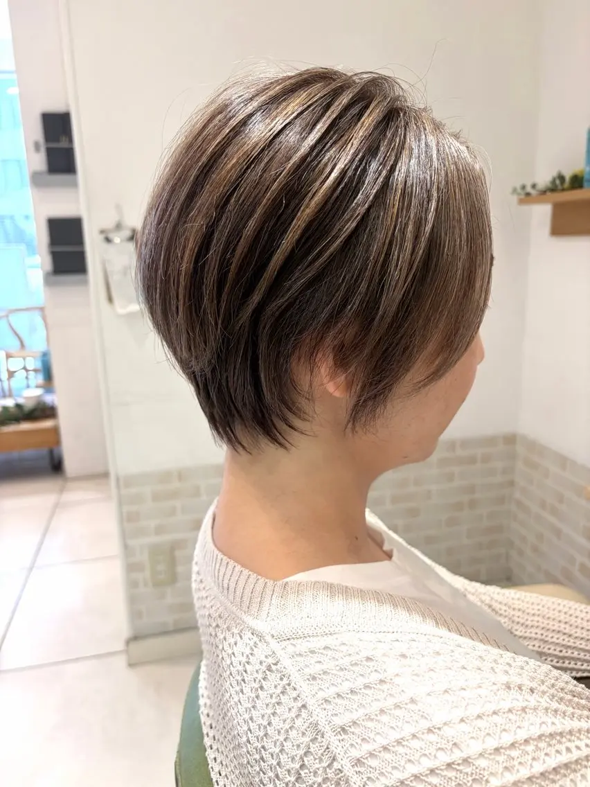 ショート カット ヘアカラー トリートメント 丸みショート/ ハイライトカラーのヘアスタイル
