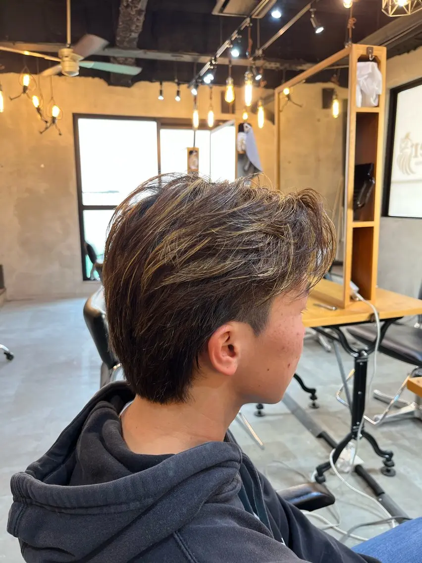 ミディアム カラー パーマ メンズ センターパート メンズハイライト ハイライトカラー ハイライト カット ヘアカラー 海外風メンズ🇺🇸 💈N.Yuto💈の眉毛・アイブロウイメージ