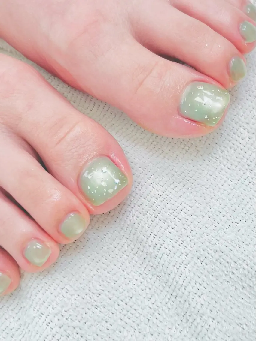 ネイル グリーン ラメ(グリッター) マグネットネイル フットネイル Hum nail  roomのネイルデザイン
