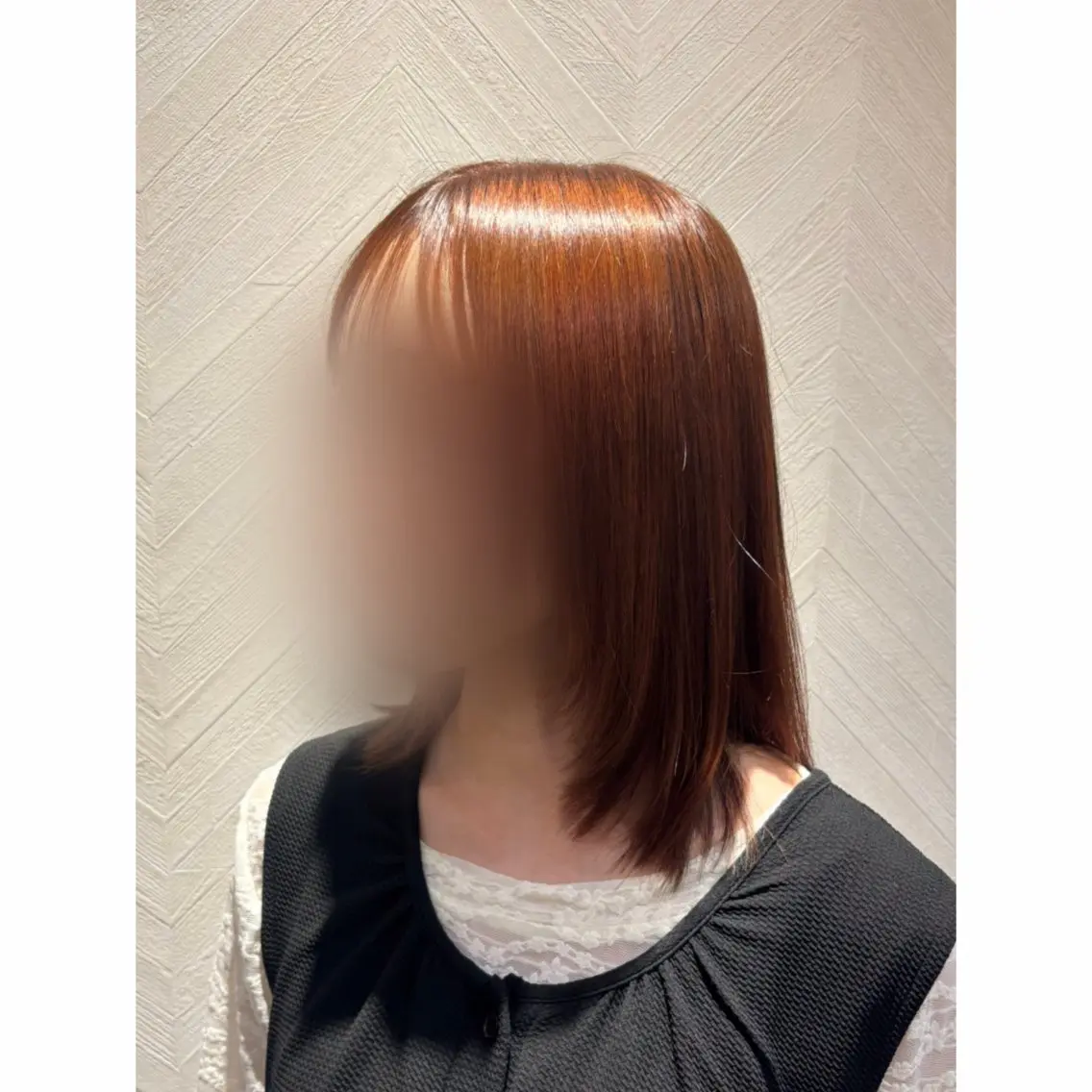 ミディアム オレンジブラウン 顔まわりレイヤー レイヤーカット はしもと あかりのヘアスタイル