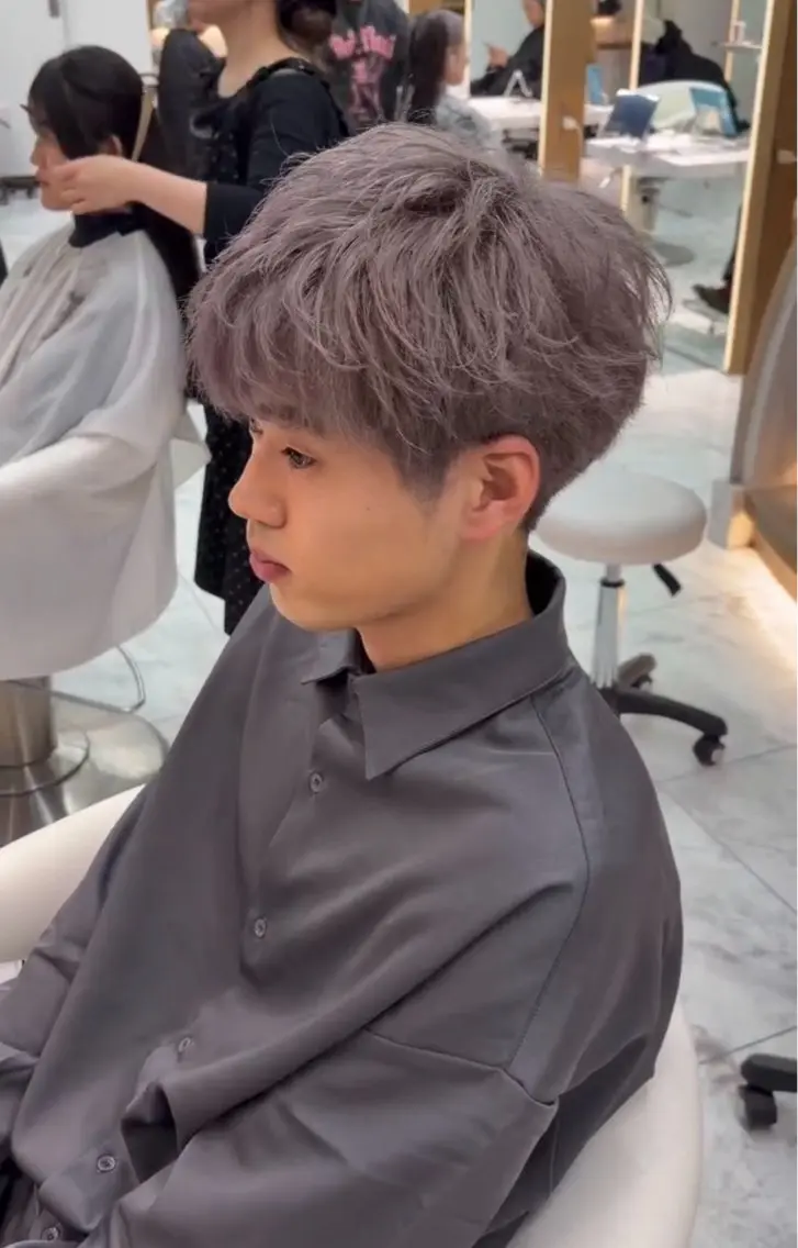 メンズ ヘアカラー YuA 透明感カラーのヘアスタイル