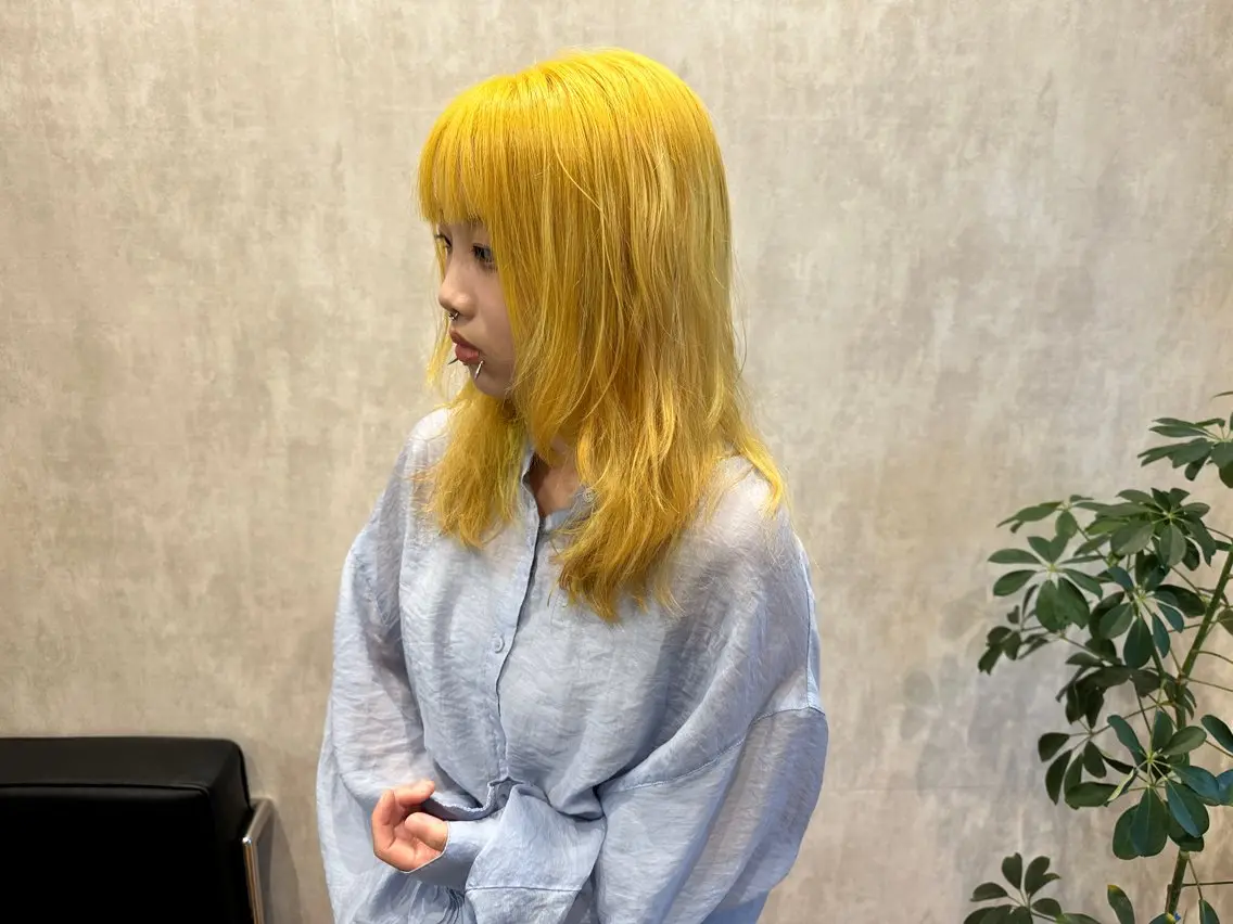 ロング イエローカラー ハイライト/ ブリーチ😈小倉😈のヘアスタイル