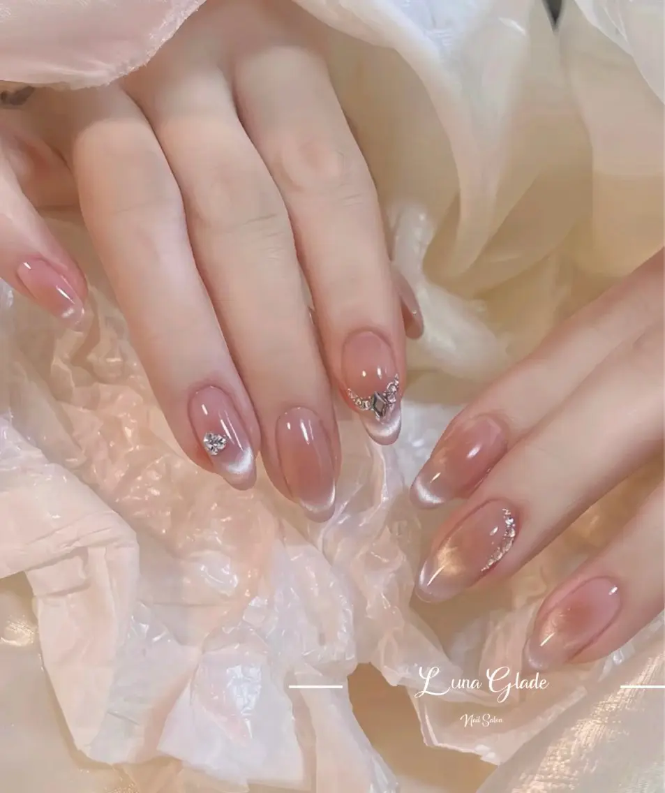 ショート カラー 韓国風ヘア ハンドネイル Luna Gladeのネイルデザイン