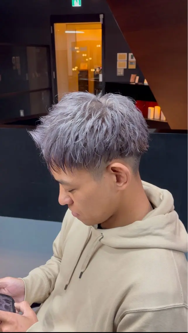 カラー メンズ メンズブリーチ メンズハイトーン 学生(メンズ向け) 刈り上げ ブリーチ カット ヘアカラー いなおか かなとのヘアスタイル