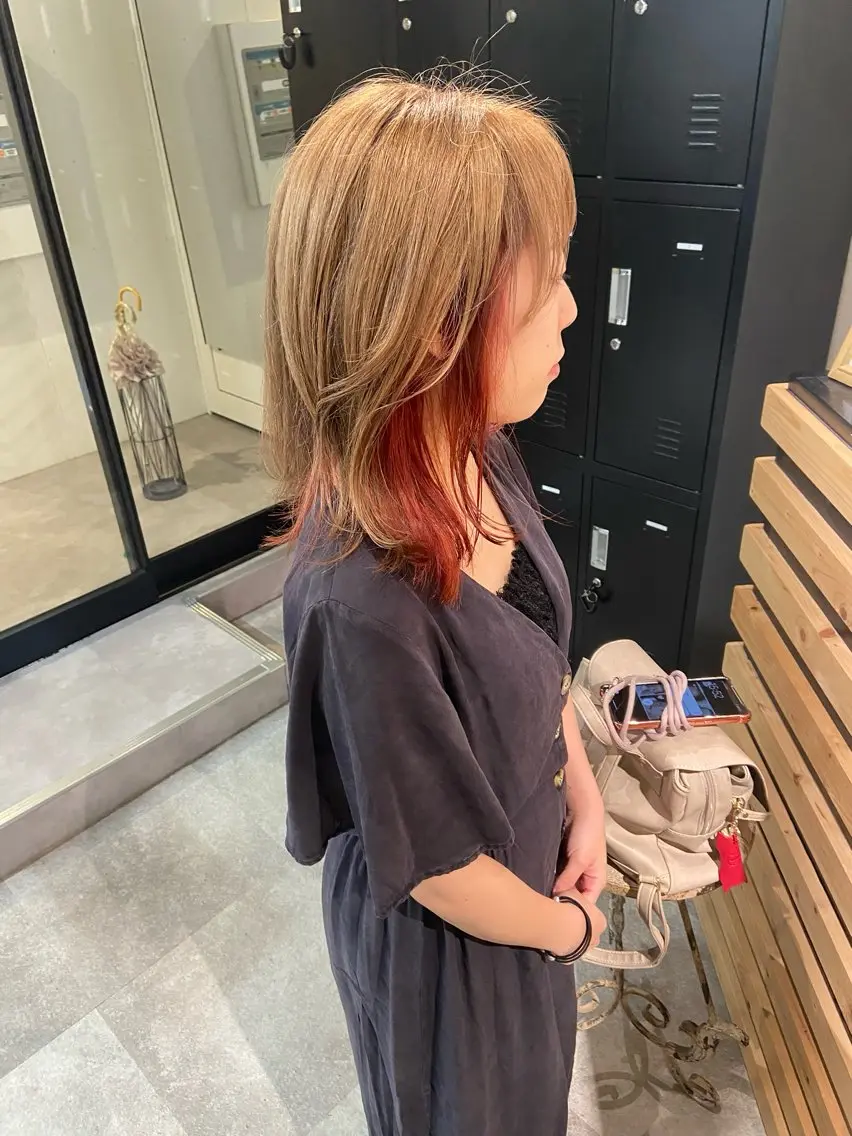 ミディアム カラー ベージュカラー ミルクティーベージュ レッドカラー ヘアカラー トリートメント ウルフカット レイヤーカット上柿のヘアスタイル