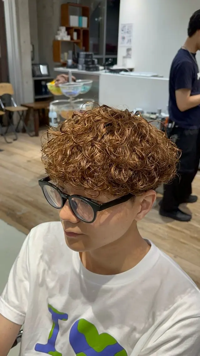 カラー パーマ メンズ メンズパーマ カット ヘアカラー パーマ fifth原宿 宮部蓮のヘアスタイル